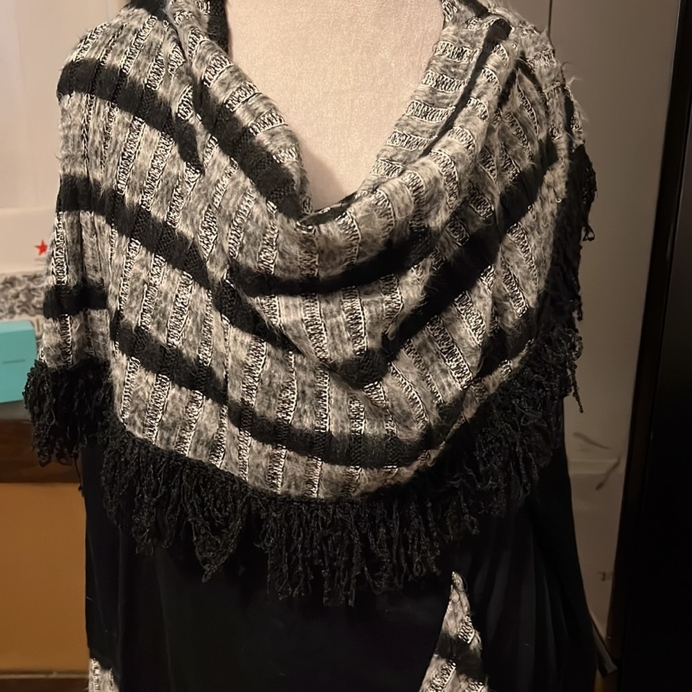 Oversized black sweater with black and grey stripes and fringe - Picture 2 of 5